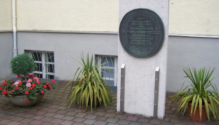 Foto vom Gedenkstein beim Christkönigs-Institut in Meitingen