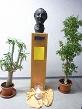 Foto der Dr.-Metzger-Stele in der Realschule in Meitingen