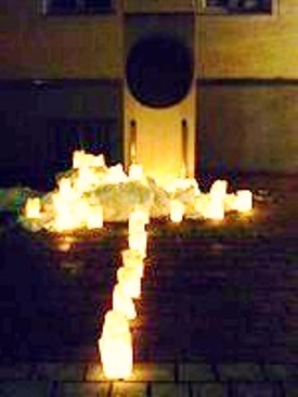 Foto der Kerzenlichter vor dem Dr.-Metzger-Gedenkstein in Meitingen