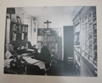 Foto von Dr. Metzger in seiner Schreibstube im Christkönigs-Institut