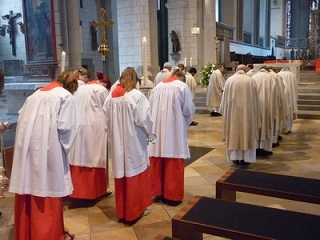 Foto der vielen Priester bei der Gedenkfeier