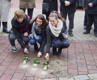 Foto der Schüler beim Ablegen der weißen Rosen