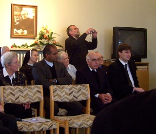 Foto der Zuhörer bei der Ansprache von Frau Bäumler